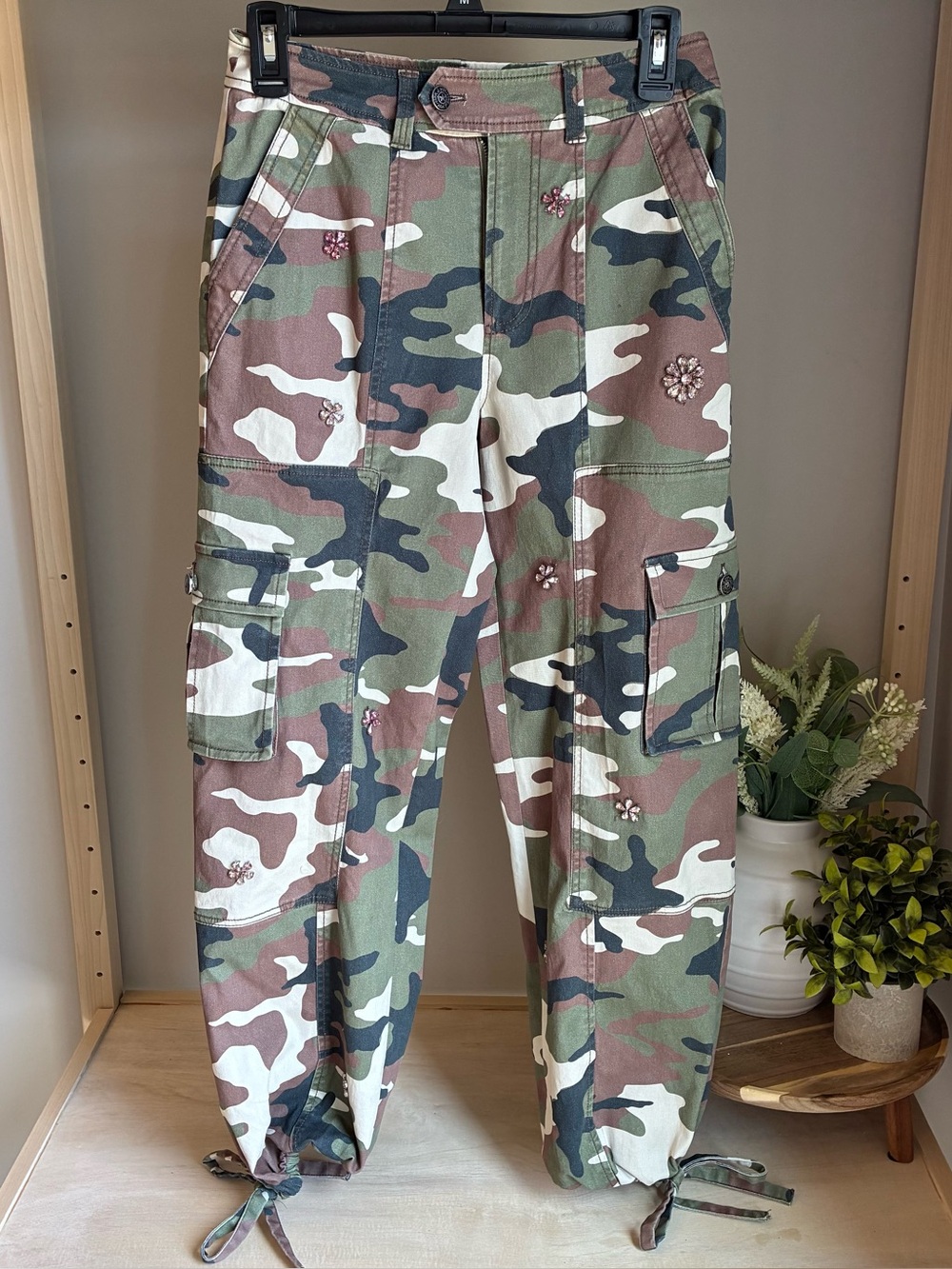 Cinq à Sept's Love Camo Zola
Crystal Floral-Embellished Cargo
Pants Sz 00 NWOT
